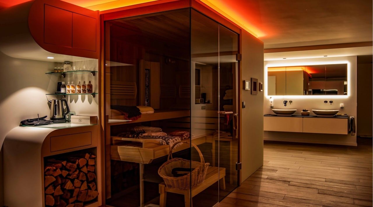Modernes Badezimmer mit Sauna und Holzlager