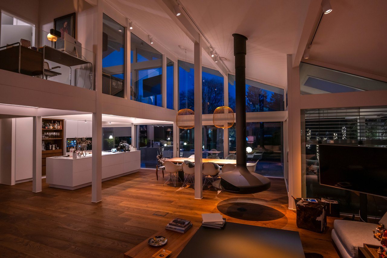 Geräumiges, modernes Wohnzimmer mit hoher Decke
